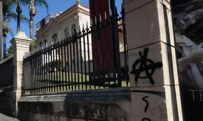Um dos edifícios que terá nova pintura é o Arquivo Público Mineiro, que apresenta sinais de desgaste além de depredação causada por pichação(foto: Paulo Filgueiras/EM/D.A PRESS)