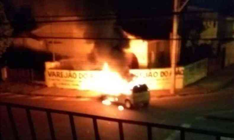Bandidos cortaram energia eltrica, dispararam vrias vezes e queimaram veculos(foto: Reproduo da internet/WhatsApp)