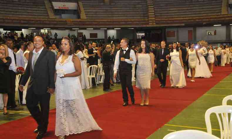 Casamento comunitrio realizado no ano passado reuniu 500 casais no Mineirinho(foto: Jair Amaral/EM/D.A. Press)