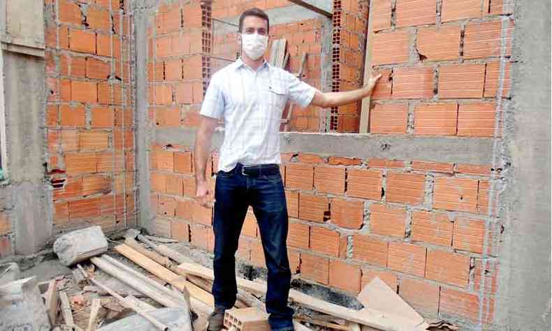 Dono de empresa de reformas, Felipe David est com servios atrasados devido  escassez de tijolos no mercado 