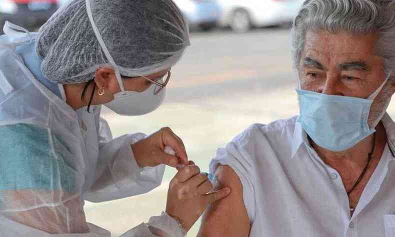 Idoso sendo vacinado em Ibirit(foto: Redes Sociais/Reproduo)