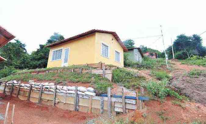 Erguidas em terreno ngreme, algumas das casas do conjunto em Paulistas receberam conteno improvisada com sacos de areia e tbuas(foto: Alexandre Guzanshe/EM/D.A Press)