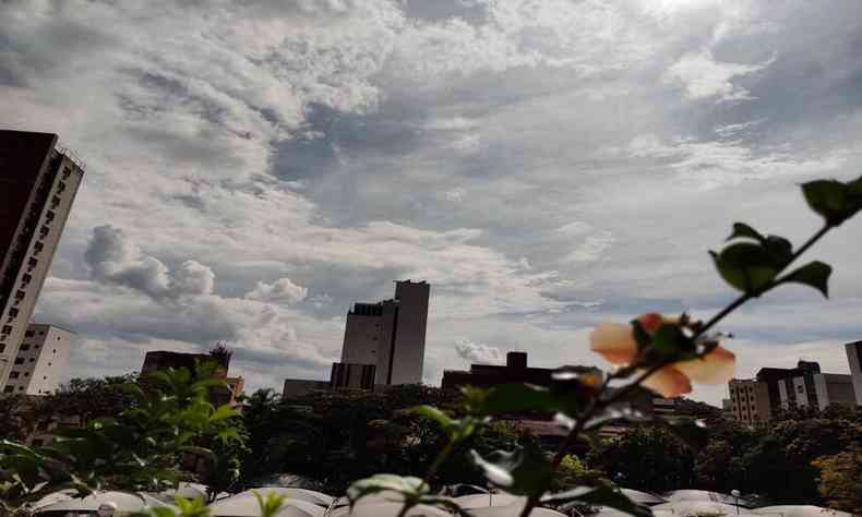 cu com nuvens em BH nesta quarta-feira (8/2)