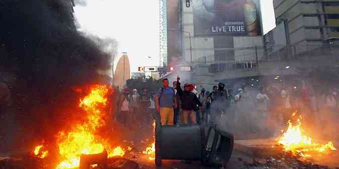 Mortes ocorrem aps uma onda de protestos liderados por estudantes que esto cada vez mais violentos (foto: Carlos Garcia Rawlins/Reuters)