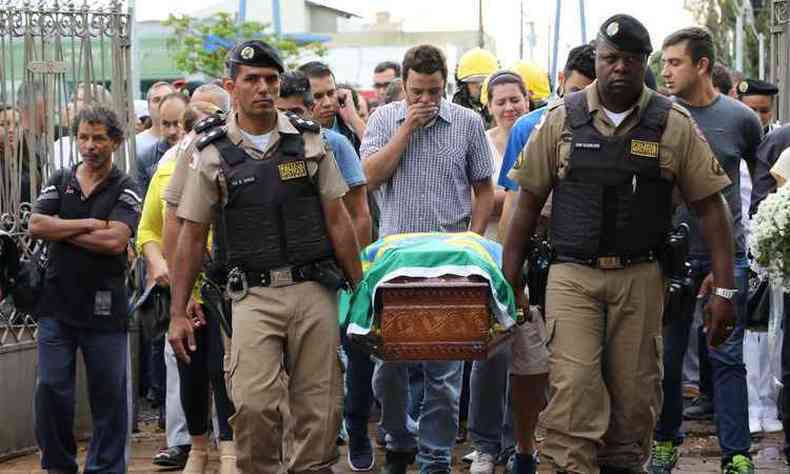 Policiais militares prestaram homenagens ao sargento e  famlia (foto: Polcia Militar/ Divulgao )