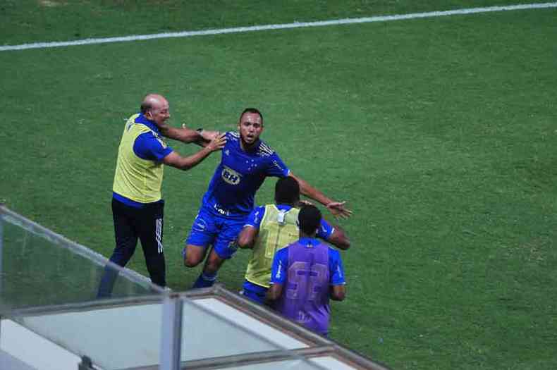 Felipe Augusto comemora o segundo gol celeste no Independncia, contra o Coimbra: nimo extra para o fim de semana(foto: ALEXANDRE GUZANSHE/EM/D.A PRESS)