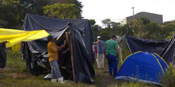 Com faces em punho e gritos por terra, os manifestantes montaram cerca de 35 barracos de lona.(foto: Maria Tereza Correia/EM/DA Press)