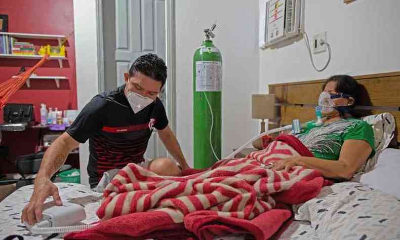 Mdico se desesperou ao no conseguir atendimento para a me em um hospital da cidade e decidiu cuidar dele sozinho(foto: MICHAEL DANTAS/AFP)