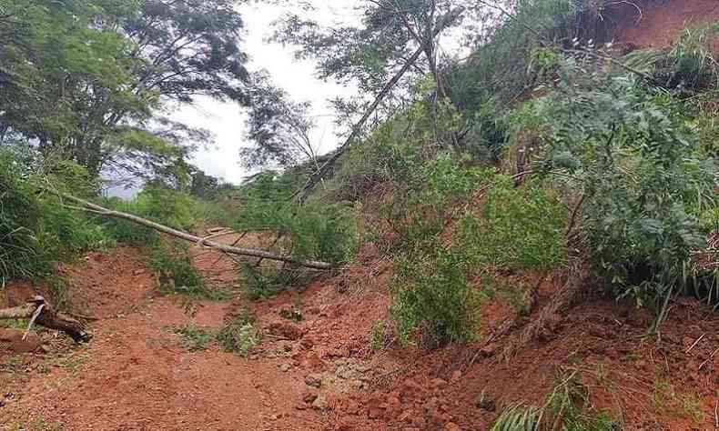 Terra e árvores, que desmoronaram de um morro interditam o único acesso de comunidade quilombola com cidades
