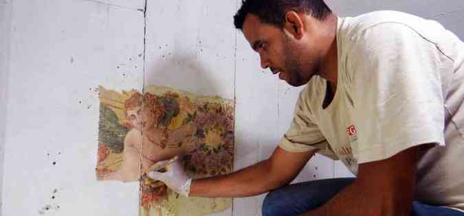 A pintura foi localizada no fundo do camarim do altar e j mostra um anjo segurando uma guirlanda de flores (foto: Douglas Couto/Prefeitura de Mariana)