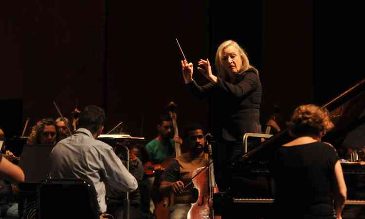 Regente Ligia Amadio ensaia com a Orquestra Sinfnica de Minas Gerais