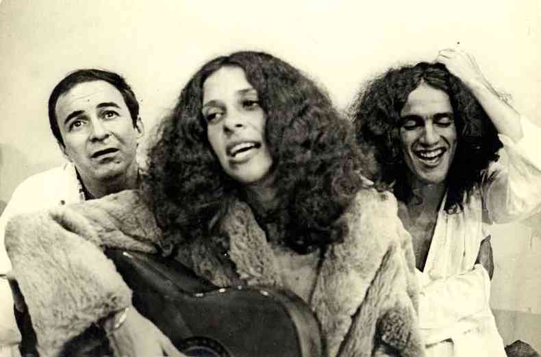 Joo Gilberto, Gal Costa e Caetano Veloso, em registro de 1972. Seu encontro com outros msicos, dos Novos Baianos, virou tema de conto