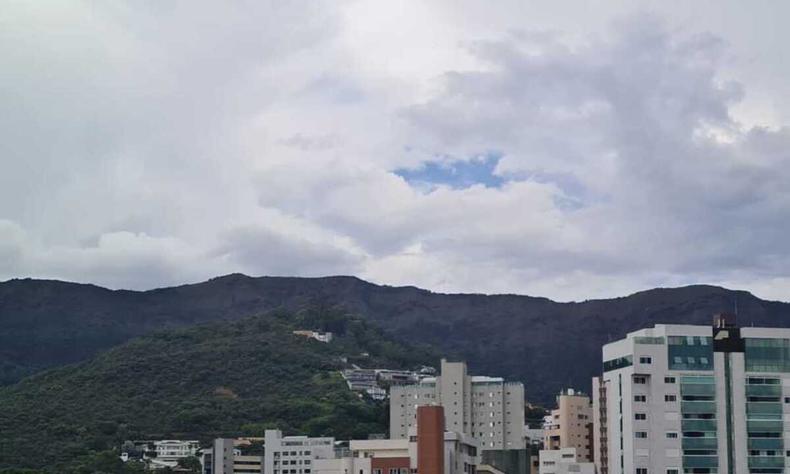 Cu encoberto pelas nuvens 