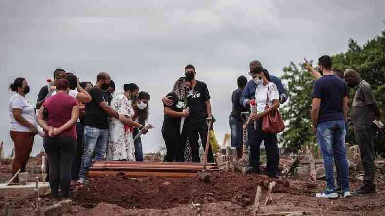 Familiares choram durante um enterro
