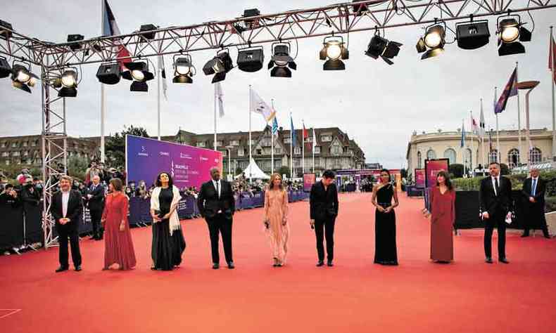 Jurados atravessam o tapete vermelho montado no Festival de Deauville, que ser encerrado no dia 12(foto: Lou Benoist/AFP)