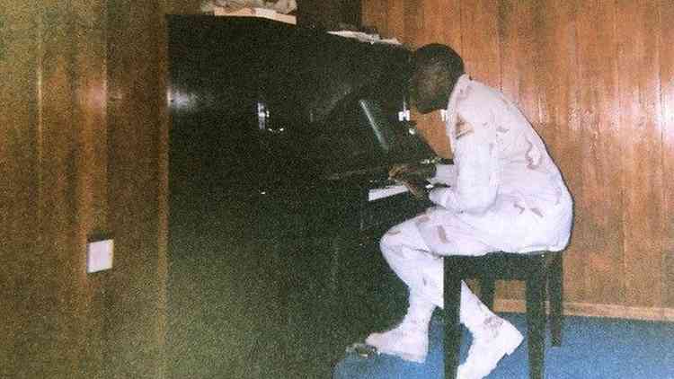 Homem tocando piano