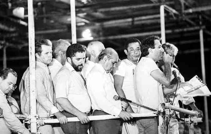 Lula, Ulysses Guimares e Tancredo Neves dividiram o palanque armado para o comcio na Praa da Rodoviria (foto: Alberto escalda/EM/D.A Press - 24/2/1984)