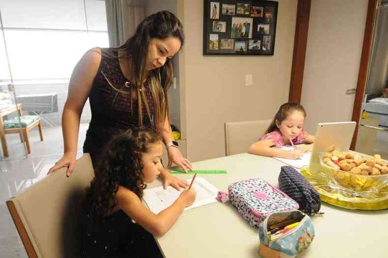 Cynthia Guimares Silva definiu uma rotina diria de estudos com as filhas Ana, de 7 anos, e Clara, de 5, enquanto as escolas no reabrem(foto: Juarez Rodrigues/EM/D.A Press)