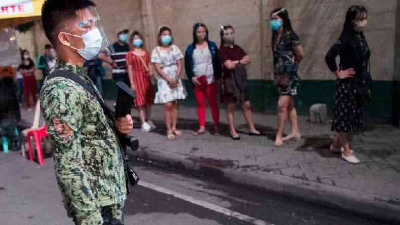 Fiis fazem filas para missa em Manila(foto: AFP)
