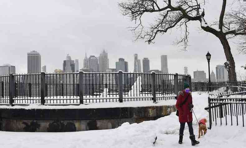Cidade de Nova York j acumulou mais de 17 centmetros de neve (foto: Angela Weiss/AFP)
