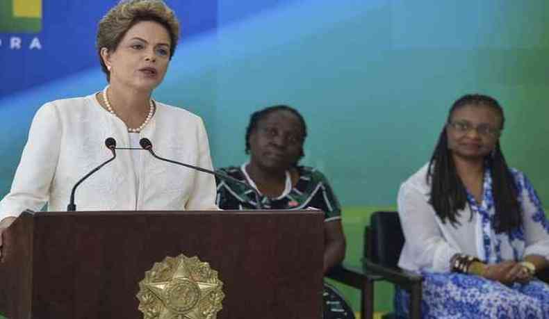 Durante o evento, Dilma entregou ttulos de posse e cesso de uso de terras para comunidades quilombolas, beneficiando 2.457 famlias (foto: Antnio Cruz/Agncia Brasil)