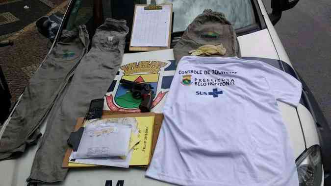 Arma e uniformes, alm de um veculo, foram apreendidos aps homem ser detidoGuarda Municipal/Divulgao