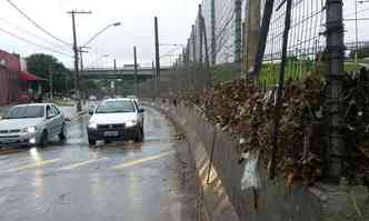 Lixo e folhas ficaram presos nas grades dos trilhos da Estao do Metr Vilarinho(foto: Jair Amaral/EM/DA Press)
