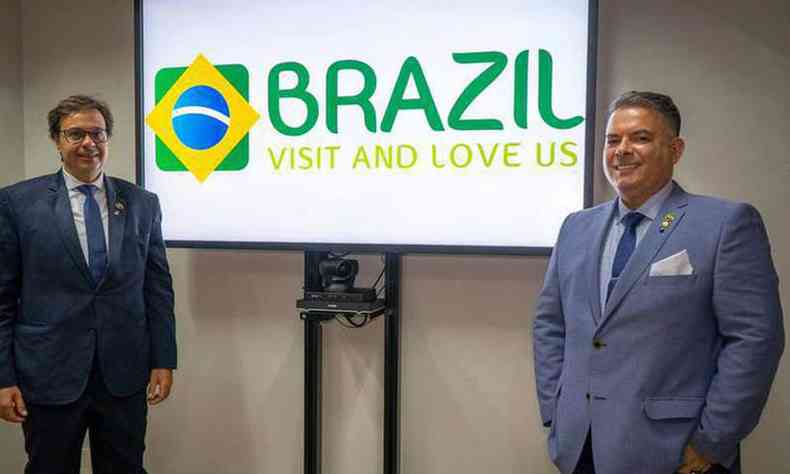 Gilson Machado Neto, presidente do Embratur, e Osvaldo Matos de Melo Jnior, diretor de marketing, apresentam a nova marca (foto: Pablo Peixoto/Embratur)