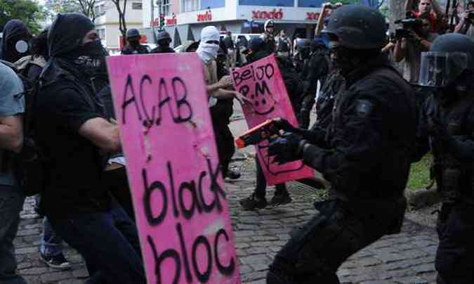 Policiais e manifestantes Black Bloc se enfrentam na praa da Liberdade em Belo Horizonte no dia da independncia em 2013(foto: Tlio Santos/EM/D.A Press)