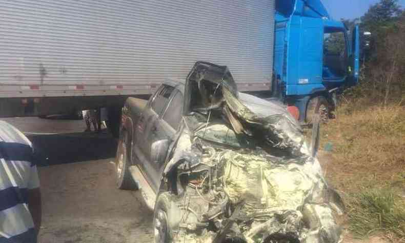 Motorista da Toyota Hilux ficou gravemente ferido(foto: Polcia Rodoviria Federal/Divulgao)