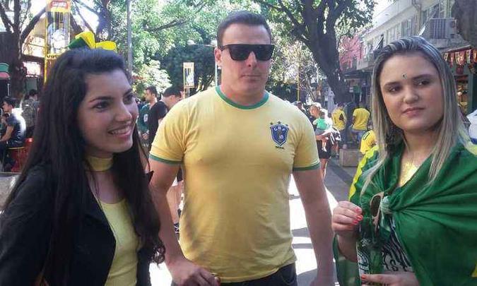 A engenheira Marcella Amorim (à esquerda), o também engenheiro Lucas Ferreira (ao centro) e a torcedora Thais Cambraia (à direita) estão confiantes que o Brasil, caso passe, vá espantar a freguesia contra a França(foto: Jair Amaral/EM/D.A Press) A engenheira Marcella Amorim (à esquerda), o também engenheiro Lucas Ferreira (ao centro) e a torcedora Thais Cambraia (à direita) estão confiantes que o Brasil, caso passe, vá espantar a freguesia contra a França(foto: Jair Amaral/EM/D.A Press)