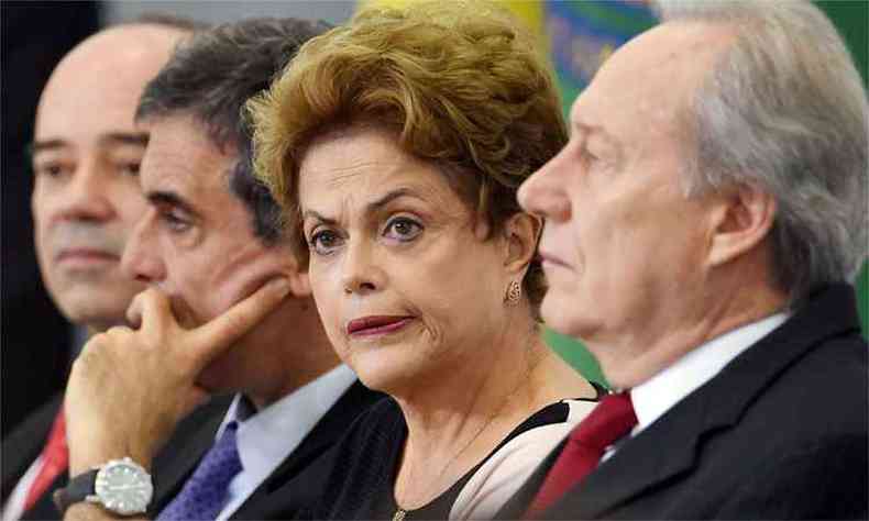Dilma Rousseff em evento ontem ao lado de ministros e do presidente do STF, Ricardo Lewandowski (D)(foto: Evaristo SA / AFP PHOTO)