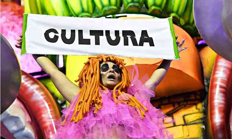 Desfiles na Marqus de Sapuca foram marcados por crticas sociais e retomada de enredos ligados  cultura do carnaval(foto: Mauro Pimentel)
