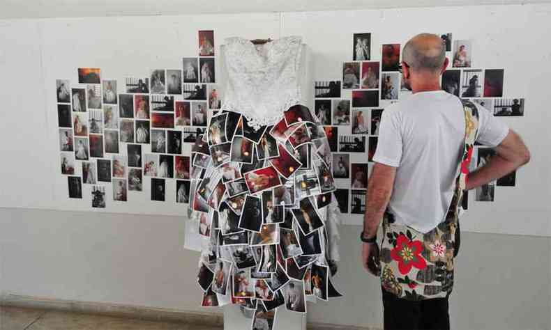 Com mais de 200 fotos, parte delas de homens semidespidos presas com alfinetes a um vestido de noiva, o artista pretende inspirar reflexo sobre o casamento (foto: Gladyston Rodrigues/EM/DA Press)