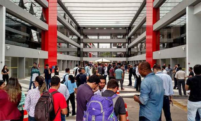 Em Brasília, vários prédios foram esvaziados em diversos setores (foto: Marcelo Ferreira/CB/DA Press) Em Brasília, vários prédios foram esvaziados em diversos setores (foto: Marcelo Ferreira/CB/DA Press)
