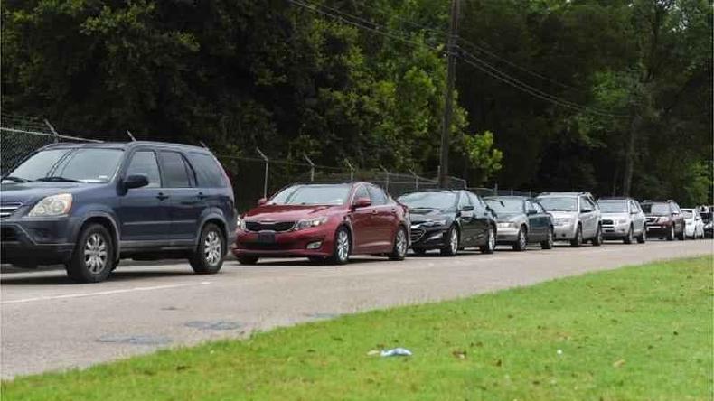 Pessoas no Texas formam filas com seus carros para exames de covid-19; mais de 10% dos testes deram positivo na última semana(foto: Reuters) Pessoas no Texas formam filas com seus carros para exames de covid-19; mais de 10% dos testes deram positivo na última semana(foto: Reuters)
