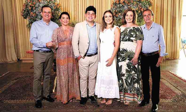 O casamento do advogado Lus Eduardo de Oliveira Maneira e Marcela Cardoso Borges aconteceu em um cartrio, em Arax, com as presenas dos pais dos noivos, os advogados Eduardo Maneira e Rosara, os noivos Lus Eduardo de Oliveira Maneira e Marcela Cardoso Borges, e os pais da noiva, Lus Carlos Borges e Liliane Cardoso Borges (foto: arquivo pessoal)