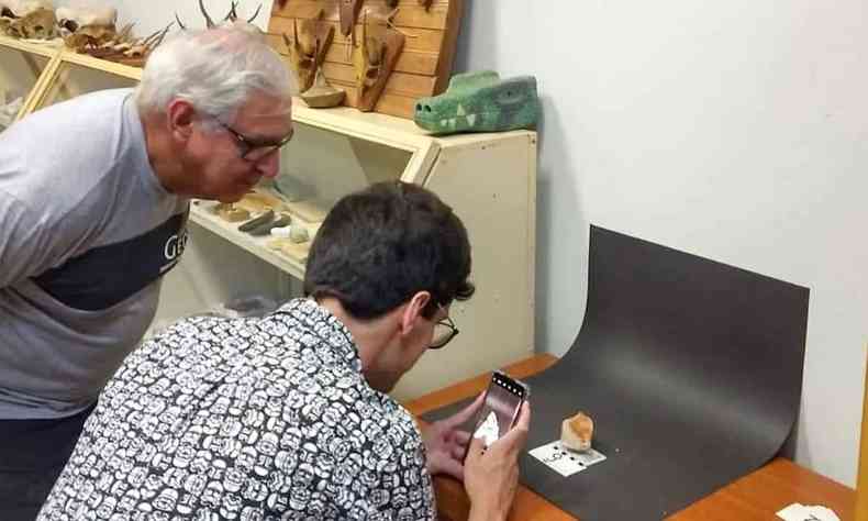 O tcnico em Paleontologia Paulo Macedo e o muselogo Diogo Nobre da Silva, da UFTM, fazem o registro fotogrfico de um dos 30 fsseis 