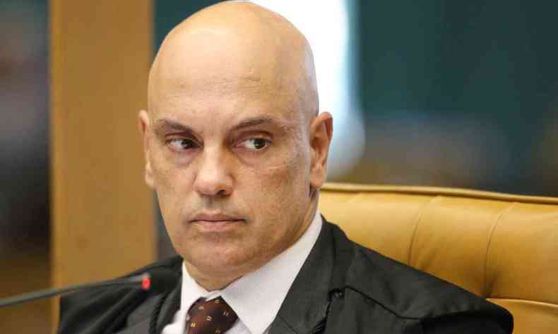 Ministro Alexandre de Moraes, ele  um homem branco e veste toga