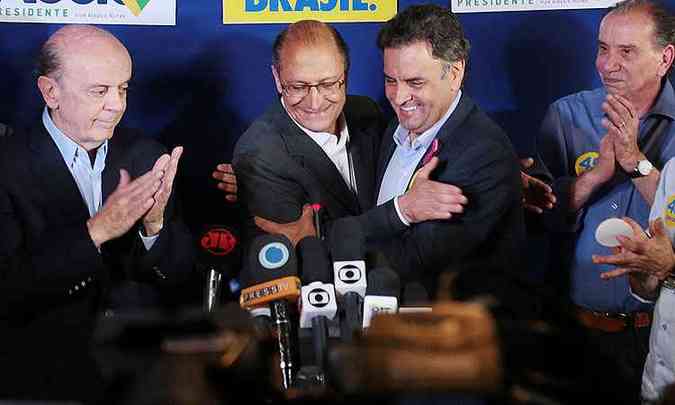 Entre os senadores Serra (E) e Aloysio Nunes, Alckmin e Acio se abraam: presidente do PSDB afirma que o partido vai reforar o dilogo com a juventude(foto: Orlando Brito - 6/10/14)