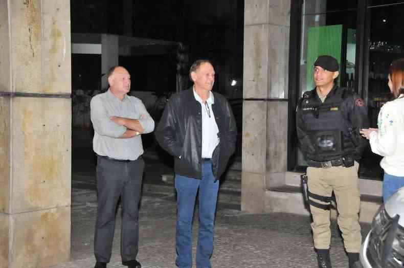 Antrio Mnica de jaqueta preta na porta da Justia Federal