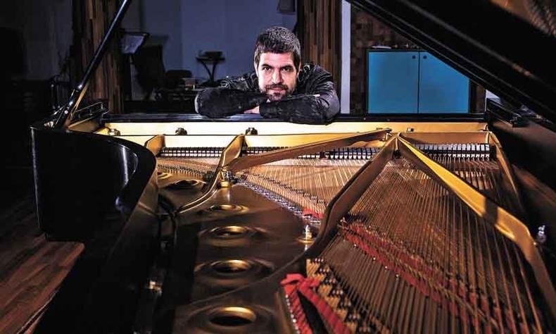 Pianista e compositor André Mehmari diz que o álbum ''Na esquina do clube com o sol na cabeça'', dedicado ao Clube da Esquina, tem canções com a ''digital'' do Trio, como ''Paixão e fé''(foto: Tarita de Souza/DIVULGAÇÃO ) Pianista e compositor André Mehmari diz que o álbum ''Na esquina do clube com o sol na cabeça'', dedicado ao Clube da Esquina, tem canções com a ''digital'' do Trio, como ''Paixão e fé''(foto: Tarita de Souza/DIVULGAÇÃO )