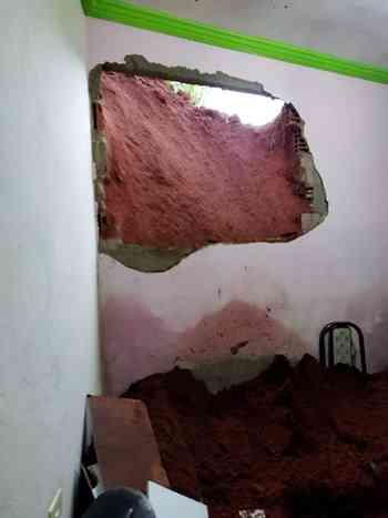 Casa desaba, e três pessoas morrem soterradas em Caratinga (MG