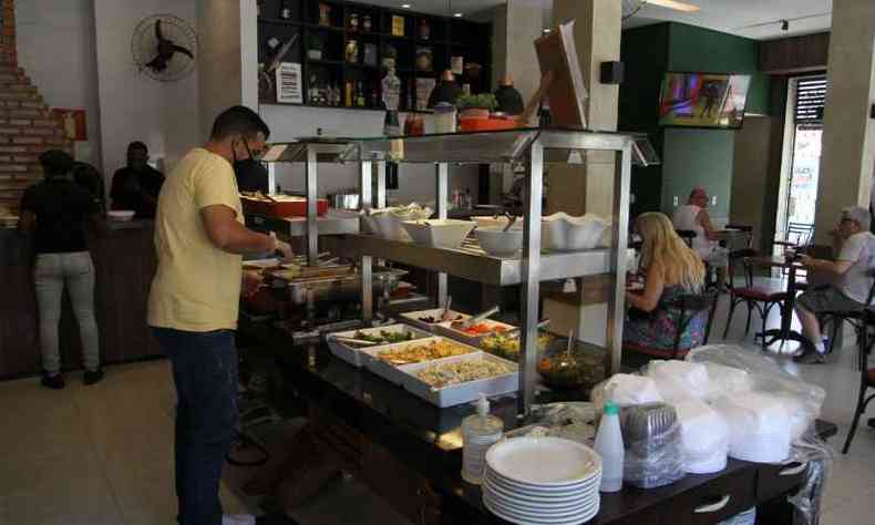 Restaurante Sheridan registrou bom movimento durante o almoo deste sbado(foto: Edsio Ferreira/EM/D. A. Press)