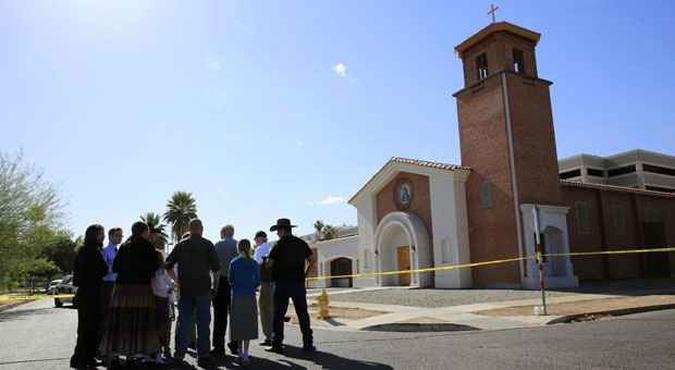 Membros de Igreja em Phoenix estão chocados e não sabem o motivo para mortes(foto: Nancy Weichec/Reuters) Membros de Igreja em Phoenix estão chocados e não sabem o motivo para mortes(foto: Nancy Weichec/Reuters)