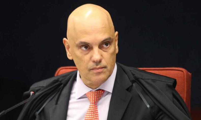 Ministro Alexandre de Moraes durante sesso; ele  um homem careca e usa toga sobre o terno