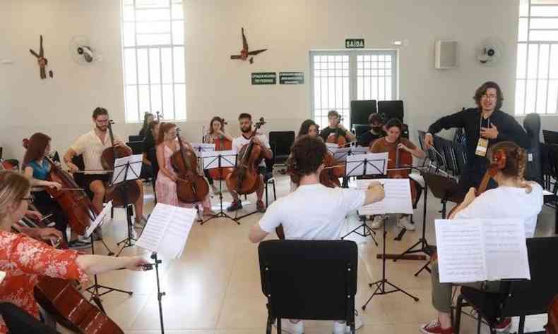 violoncelistas tocam no Festival de Violoncelos de Ouro Branco