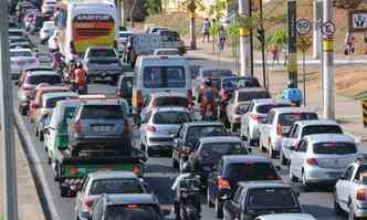 Mobilidade: ruas congestionadas e transporte sobrecarregado(foto: Beto Novaes/EM/DA Press)