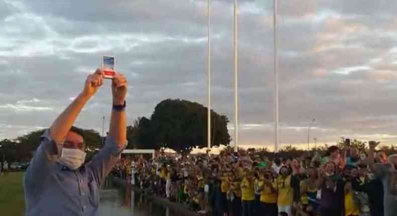 Bolsonaro, em frente ao Palcio da Alvorada, exibe caixinha de cloroquina como trofu(foto: Reproduo/Facebook)