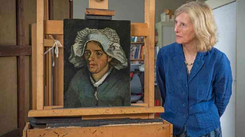 A curadora Frances Fowle com 'Retrato de Mulher (Cabea de Camponesa)'